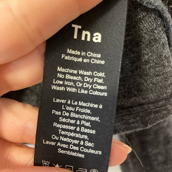 Aritzia TNA long sleeved slouchy crop top - Picture 3 of 4